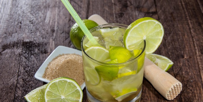 Si të bëjmë kokteilin “Caipirinha”
